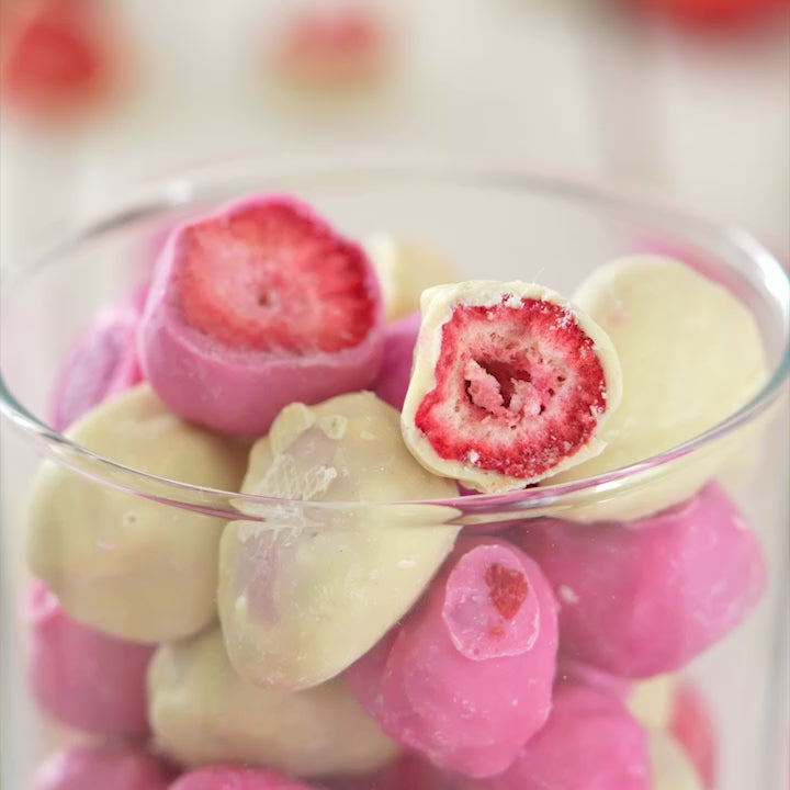 Video laden: PEPELINI Gefriergetrocknete Schoko-Erdbeeren - Weiße Schokolade MIX