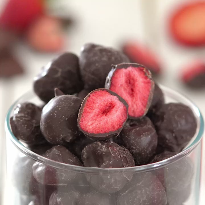 Video laden: PEPELINI Gefriergetrocknete Schoko-Erdbeeren - Zartbitter Schokolade